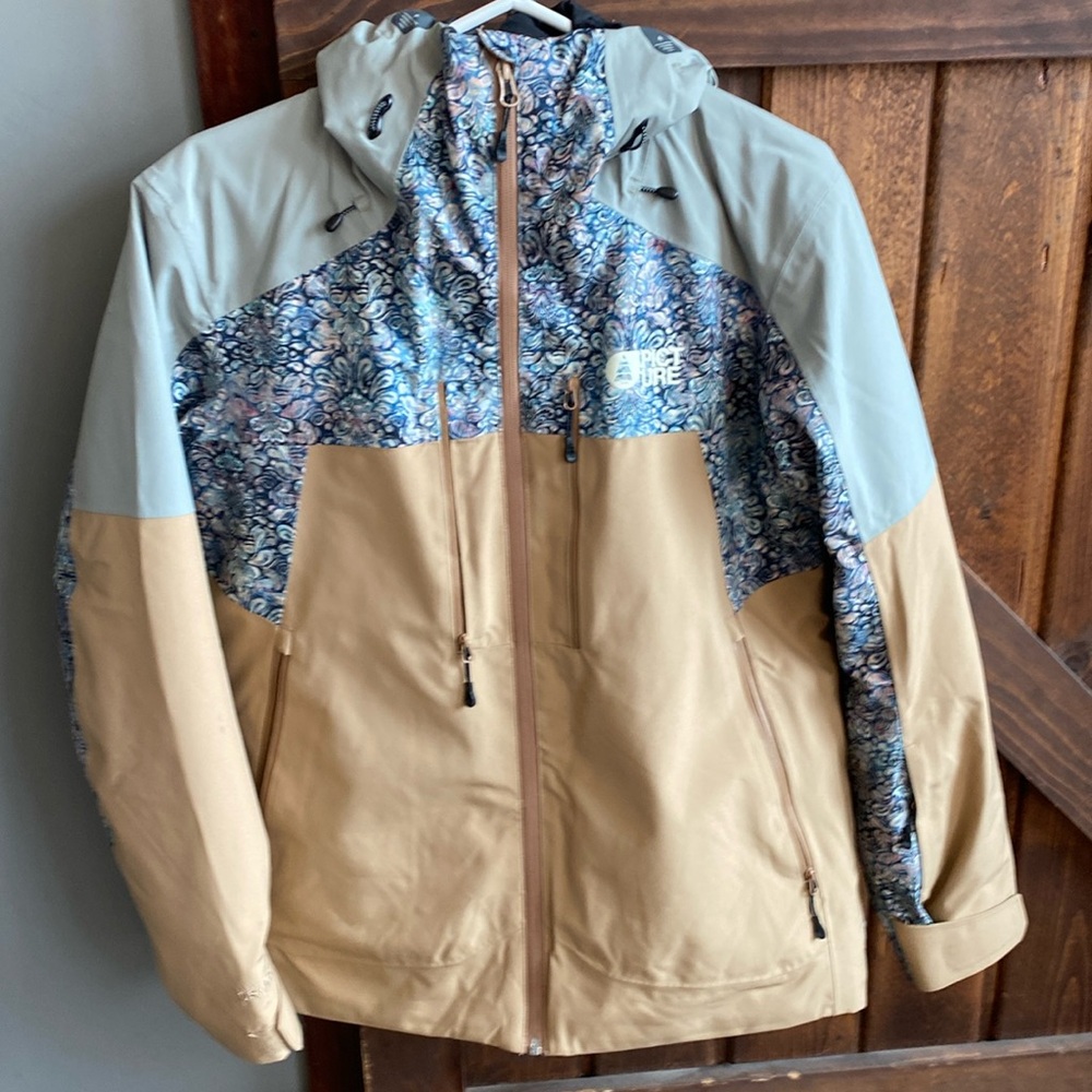Ski/ snowboard jacket. Insulated and waterproof. Very light use. No stains